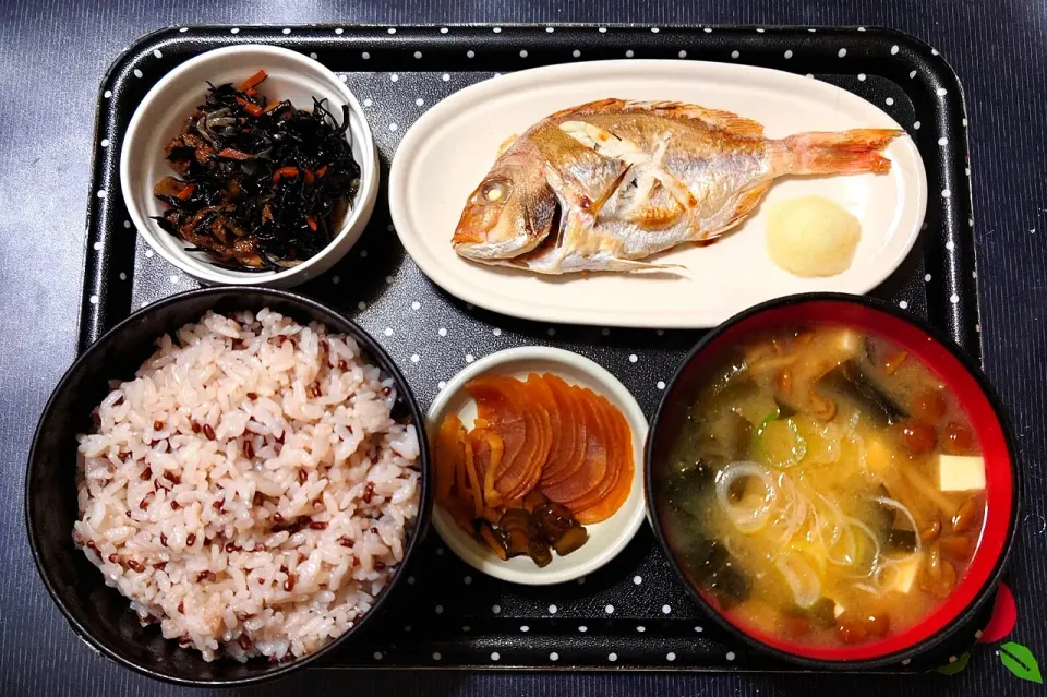 今日の朝ごはん（古代米ごはんに真鯛の塩焼。ひじき煮、なめこ汁、漬物（みそ漬））

※鯛は昨日のフグ釣りのゲスト（外道）です。|Mars＠釜飯作り研究中さん