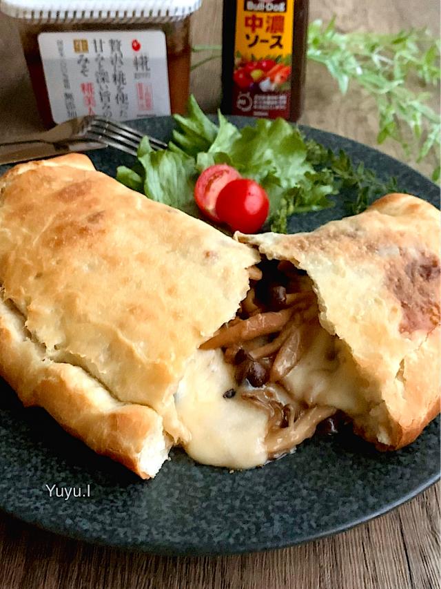 きのこ煮とモッツァレラのカルツォーネ