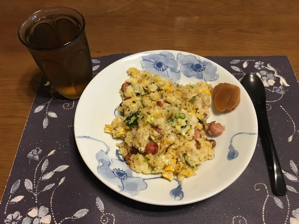 Snapdishの料理写真:炒飯、沢庵、六条麦茶(朝ご飯)|enarinさん