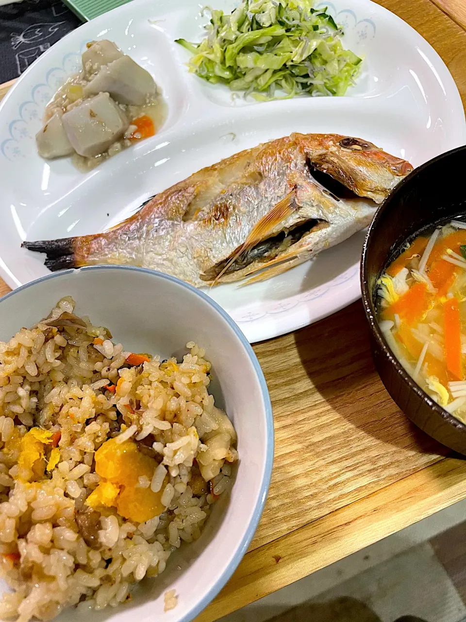 焼き栗と焼き芋と舞茸の炊き込みご飯、冬瓜スープ、れんこ鯛の塩焼き、里芋の鶏そぼろ煮、きゅうりとキャベツのじゃこサラダ|caoさん