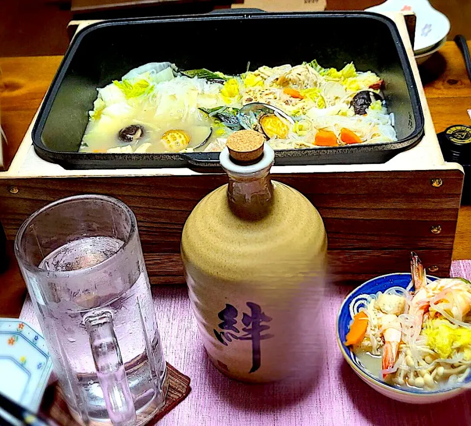 おでんヒーターで魚介類の白湯鍋＋麦焼酎|cerezoさん