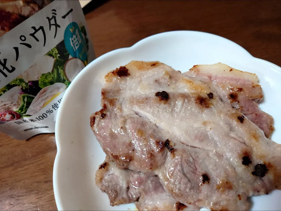 Snapdishの料理写真:塩麹パウダーで漬け込んだトンテキ|Athushi  Douuthiさん