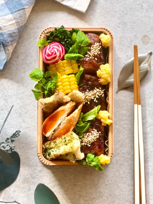 Snapdishの料理・レシピ写真:今日のお弁当🍱〜肉巻きおにぎりとアルモンデ弁〜｜これぞ令和の“こうじ革命”！あらゆる食材にかけたくなる、「塩糀パウダー」の衝撃