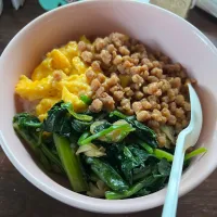 大豆ミートの三色丼🥚|ちはねさん