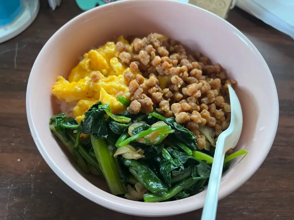 Snapdishの料理写真:大豆ミートの三色丼🥚|ちはねさん