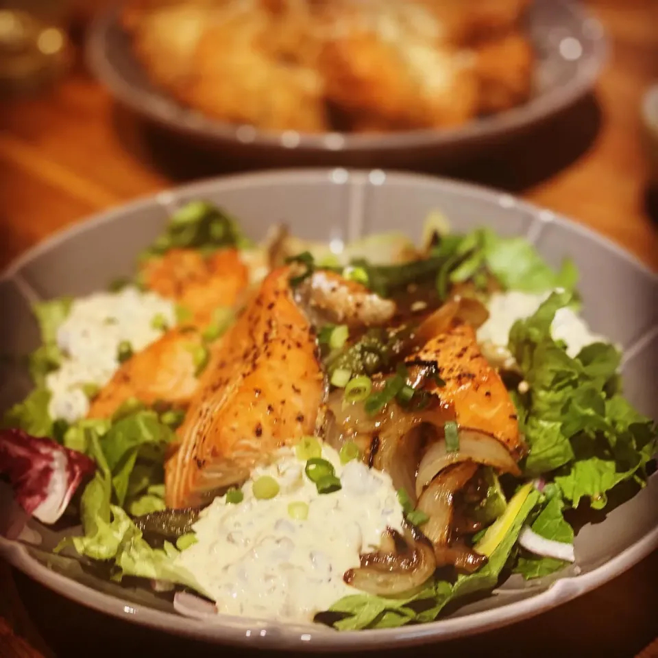 Lunch ! Lunch ! 
Baked Salmon with onions & Okra with Garlic , Tartar Sauce 
Breaded Flattop mushroom coated in Parmesan with a spicy sauce 
#salmon 
#breadedmu|Emanuel Hayashiさん