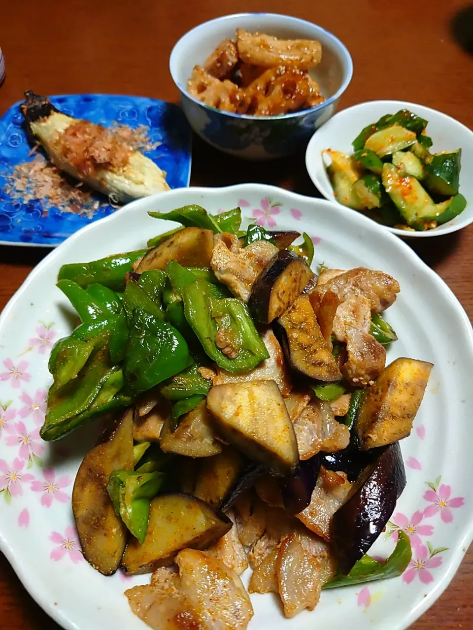 豚肉と茄子のカレー炒め
レンコン甘酢炒め
焼き茄子
キュウリの中華和え|ぱやさん