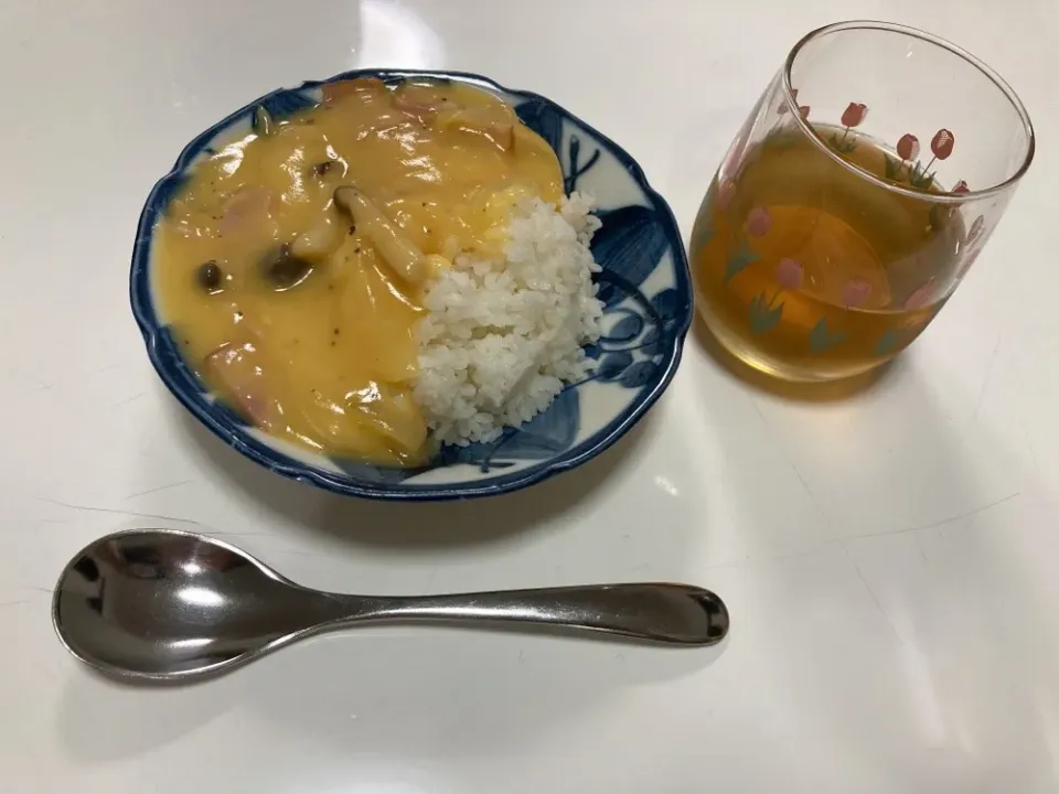 晩御飯は、初めて買ってみた、これです。「カルボシチュー」かけシチュー推奨と書いてあるだけあって、ご飯に合う！|Saharaさん