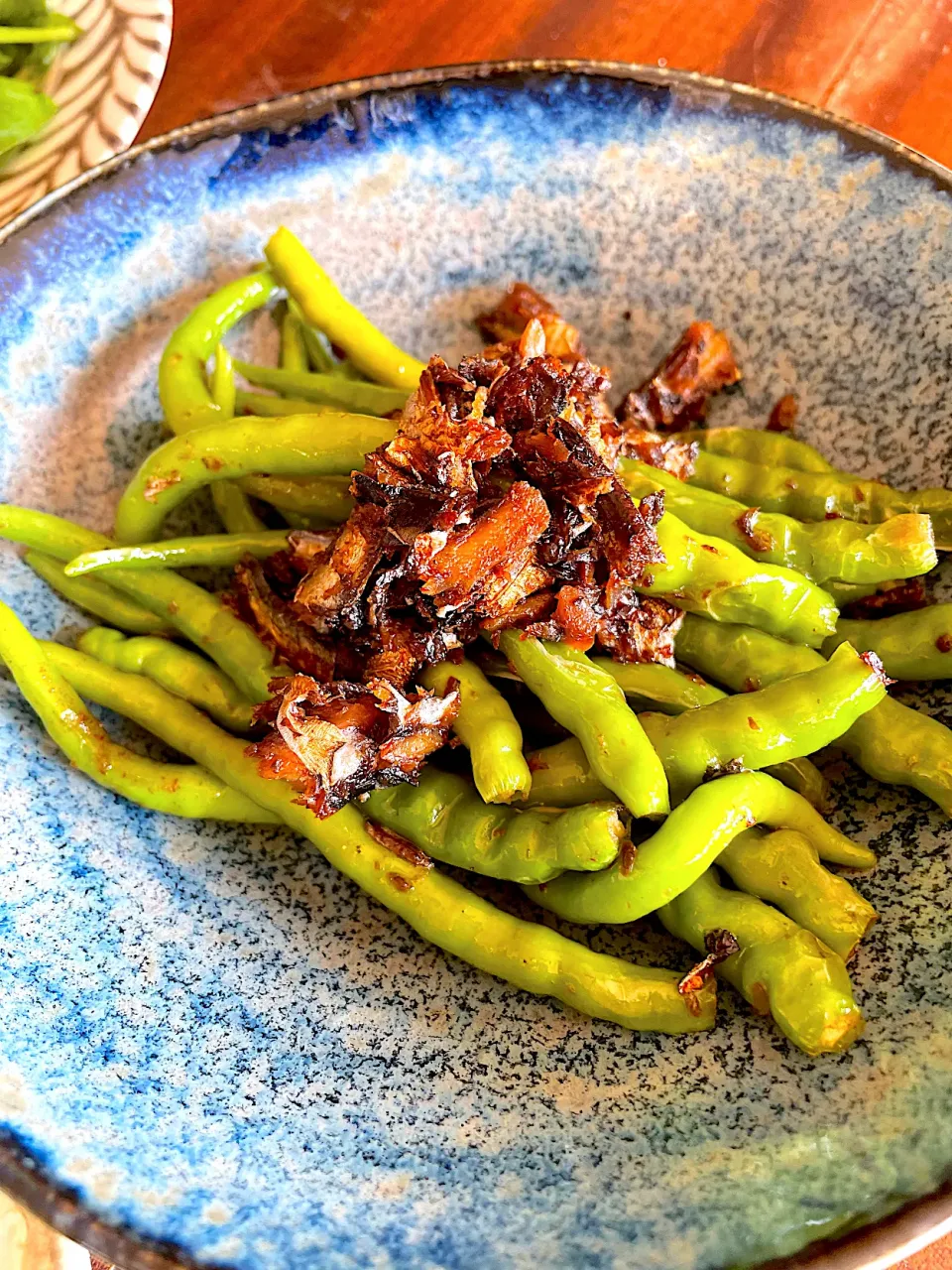 ひもとうがらしの炒め物　オイルサーディンを一緒に炒めてトッピング|カピバラおやじさん