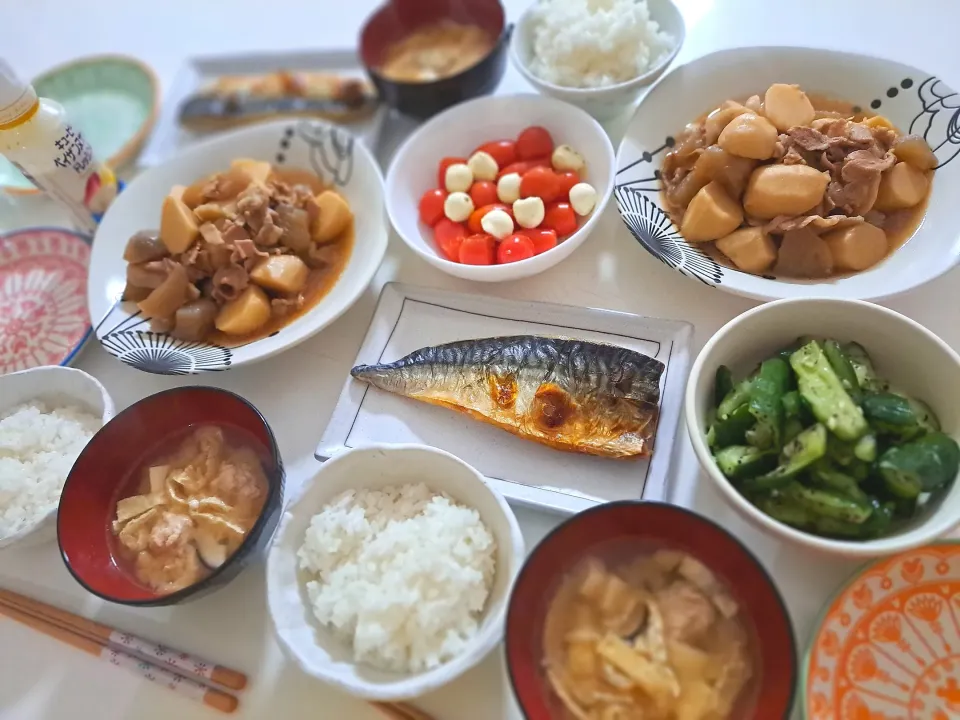 夕食(,,>᎑<,,)
豚肉と里芋とこんにゃくの煮物
塩サバ
トマトとモッツァレラチーズのバジルサラダ
きゅうりのゆかりポン酢あえ
おみそ汁(鶏団子、豆腐、油揚げ、しいたけ)|プリン☆さん