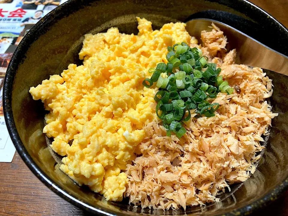 鮭と炒り卵丼|はっちぃさん