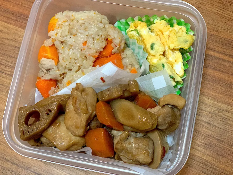 志麻さんレシピのにんじんとツナの炊き込みご飯とピリ辛筑前煮弁当|ふくすけ食堂さん