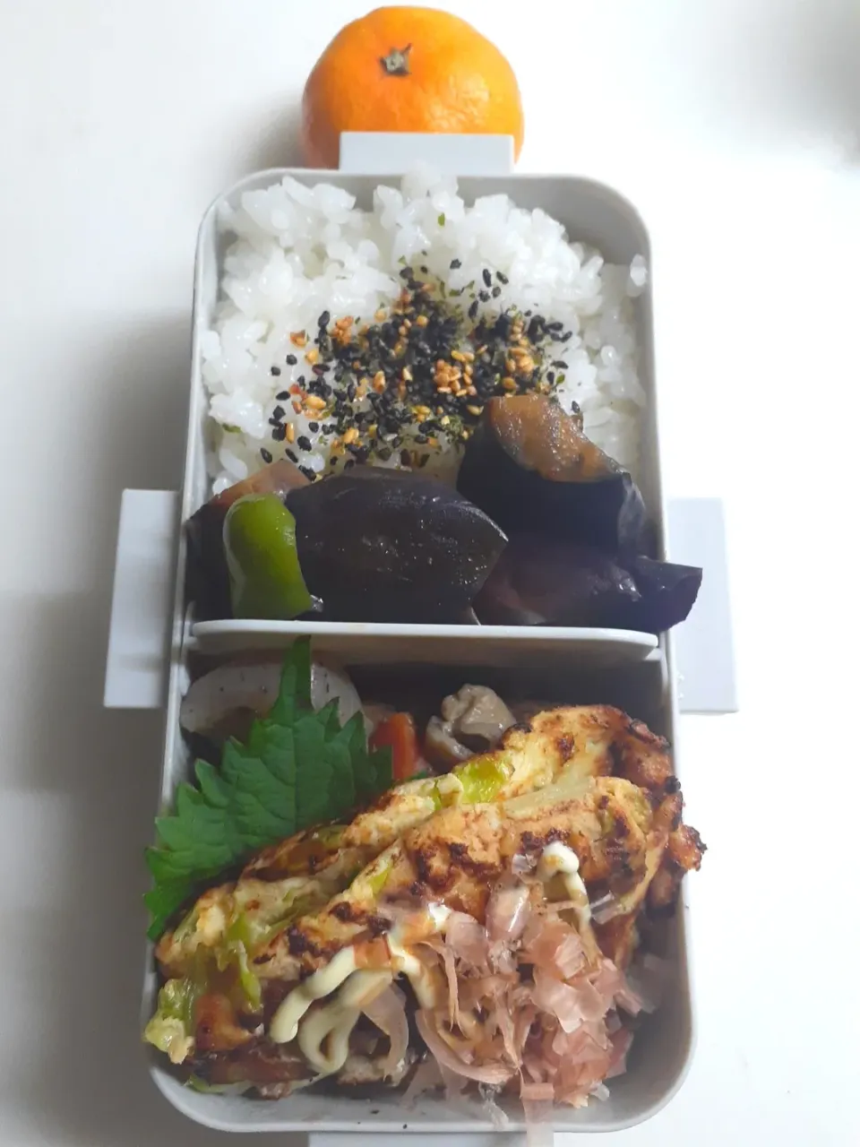 ☆中学生弁当☆あじごまひじきごはん、茄子甘辛、煮物、お好み焼き、みかん|ｼｮｺﾗさん