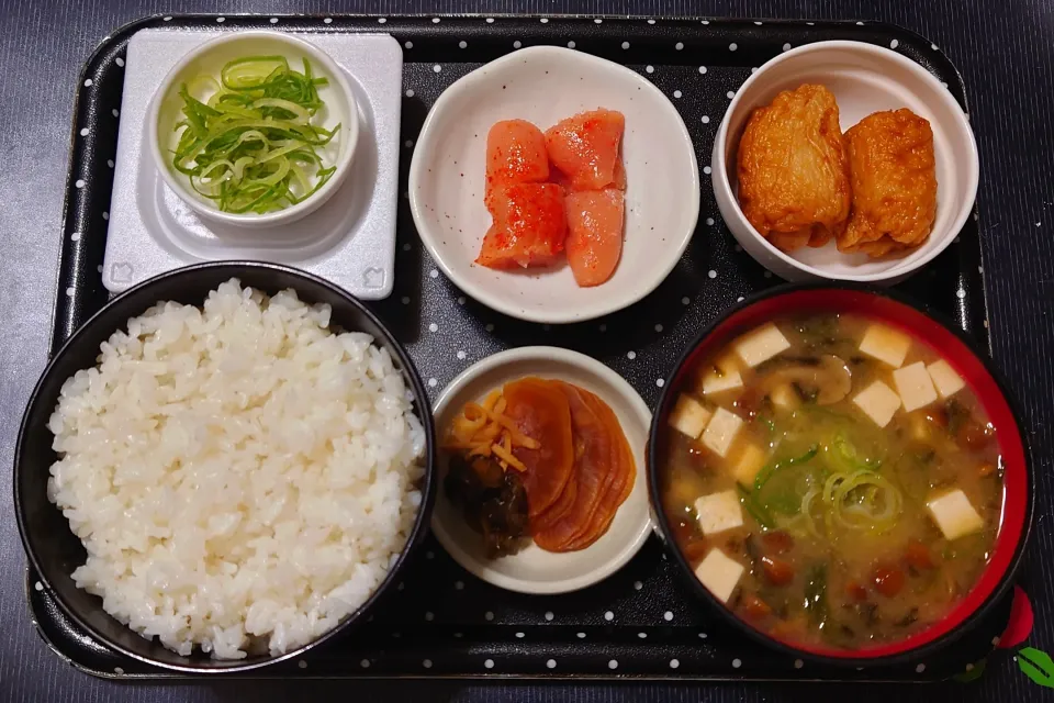 今日の朝ごはん（新米・粒すけにウインナー巻、辛子明太子（あごおとし）、納豆、なめこ汁、漬物（みそ漬））|Mars＠釜飯作り研究中さん