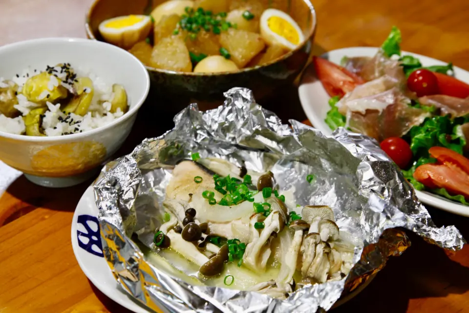 鮭としめじのホイル焼き、栗ご飯、大根と卵の煮物、生ハムサラダ|マユマユさん