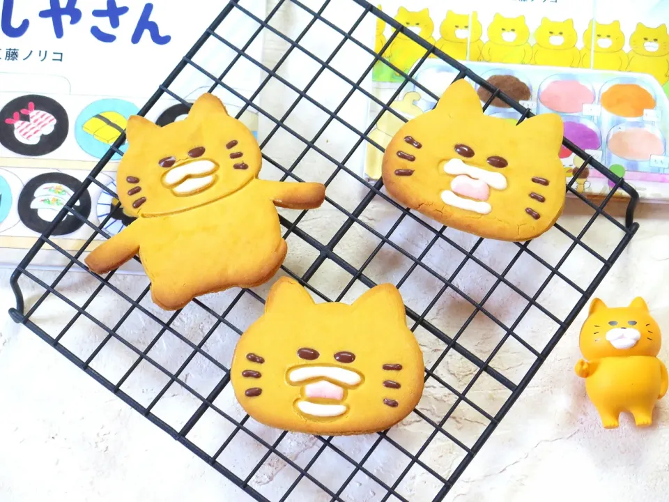 Snapdishの料理写真:ノラネコぐんだんクッキー🍪かぼちゃ味🎃|kodomoのおやつさん