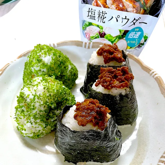 Snapdishの料理・レシピ写真:塩糀おにぎり｜これぞ令和の“こうじ革命”！あらゆる食材にかけたくなる、「塩糀パウダー」の衝撃