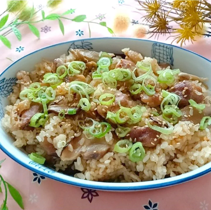 Snapdishの料理写真:きのこと鶏肉の炊き込みごはん🍄|小豆🌼さん