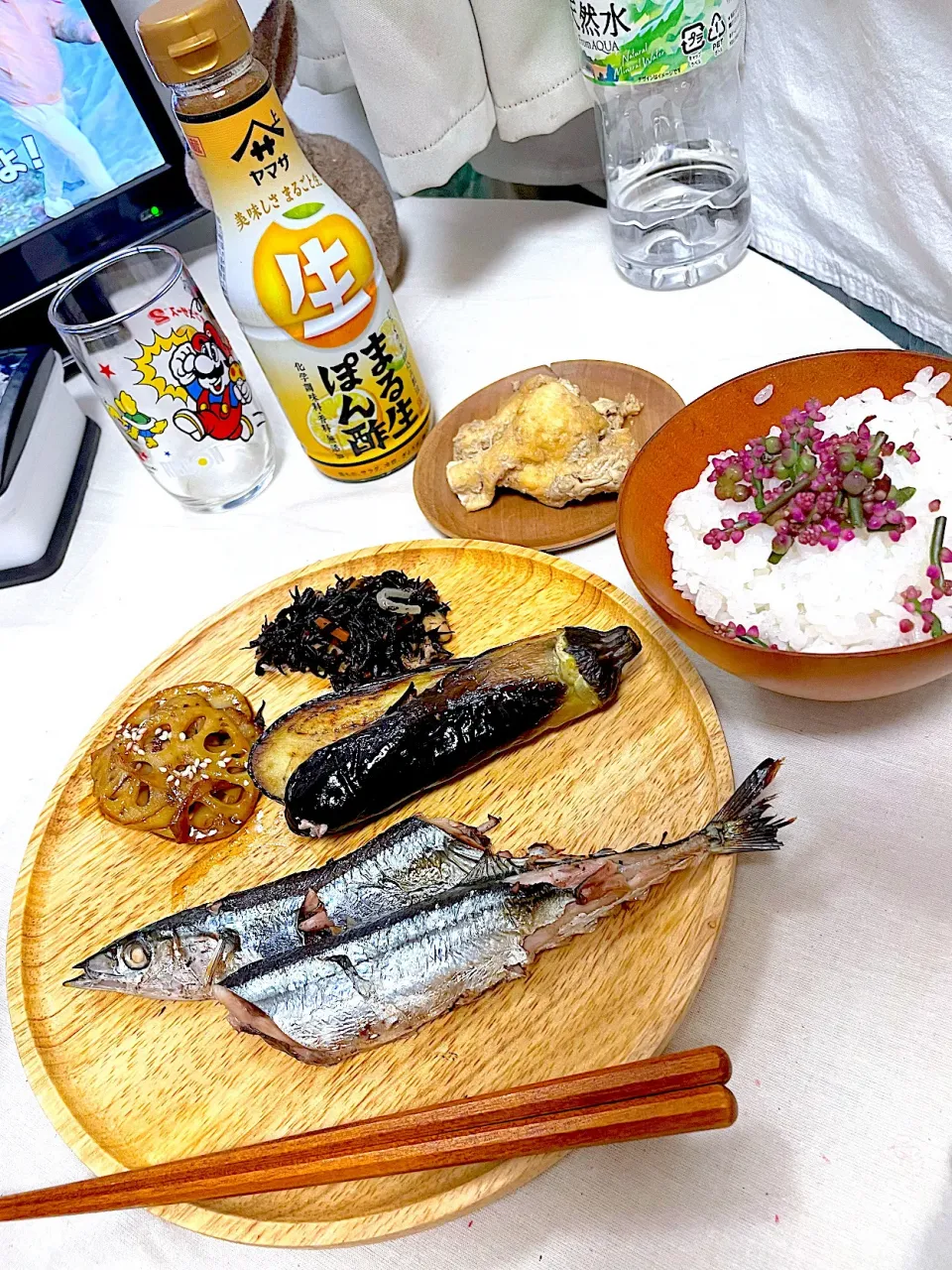 初サンマ❤️ご飯の上には、つるむらさきの実。秋のご飯。あー冬までに秋刀魚食べられてうれしい|ぽんぽこまめだ。さん