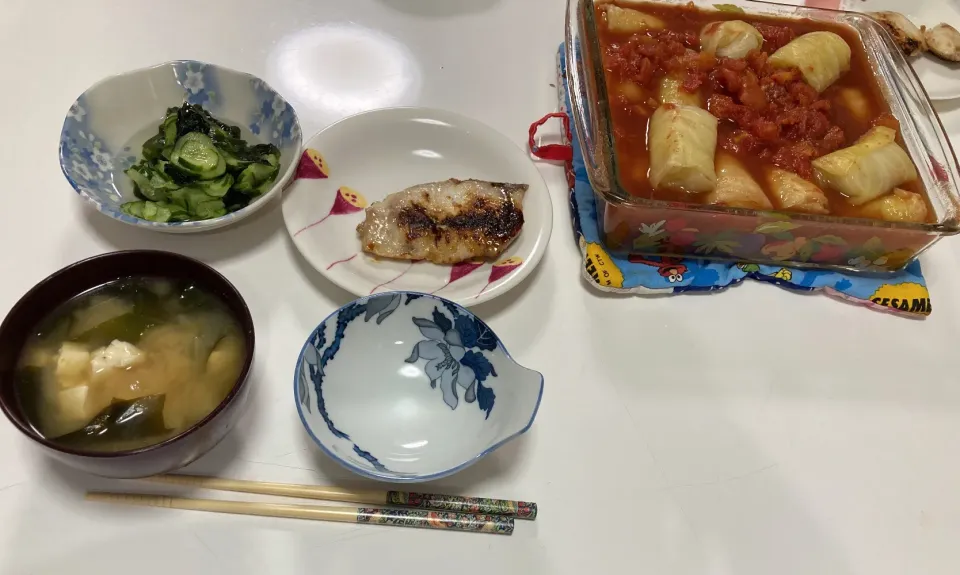 晩御飯☆ロールキャベツ☆シイラのソテー☆酢の物（ワカメ・胡瓜）☆みそ汁（玉葱・ワカメ・豆腐）|Saharaさん