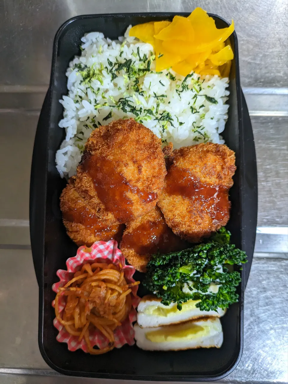 旦那弁当　2023/11/6

チキンカツ
ミートパスタ
チーズはんぺん
ブロッコリーマヨ|ユキヨメ♪さん