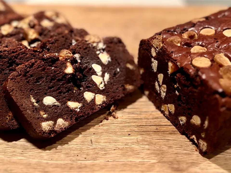 Brownie loaf with white chocolate chips.|Dean M Rogersさん