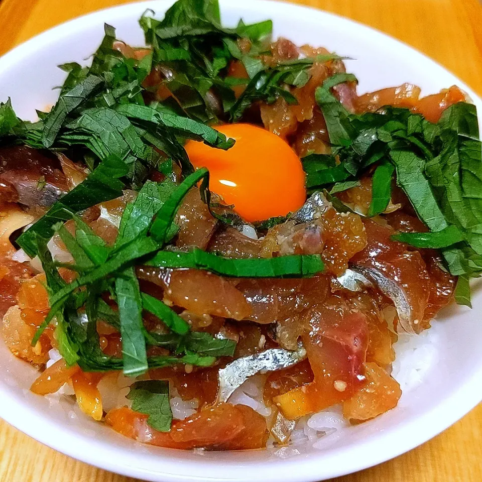 ごまアジ丼🐟〜ギターくんのこだわり盛り付け〜らしい　笑　　新米で丼♡|チョコさん