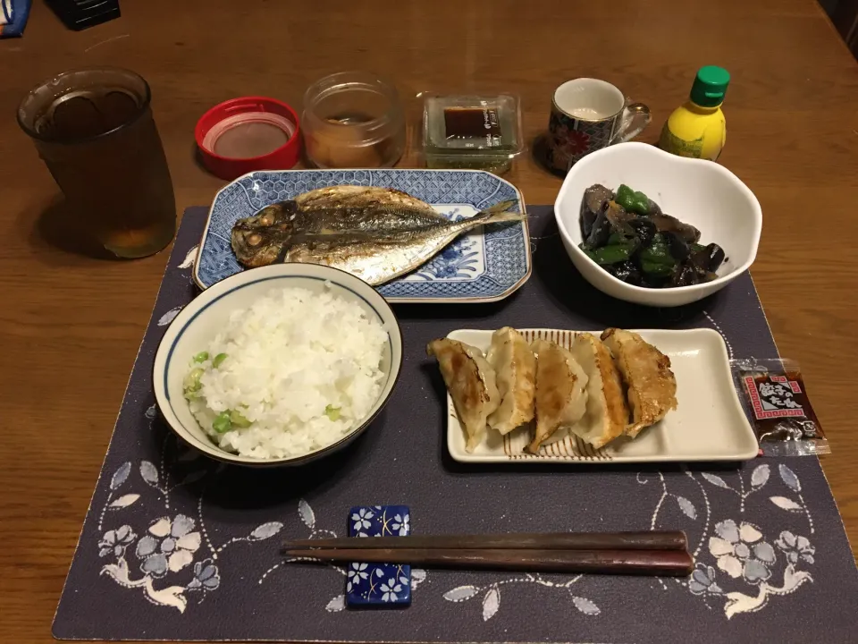 宮野食品さんのしお豆を使った豆ご飯、ナス味噌炒め、あじの開きの焼魚、焼き餃子、めかぶ、沢庵、烏龍茶、森永マミーの寒天(夕飯)|enarinさん