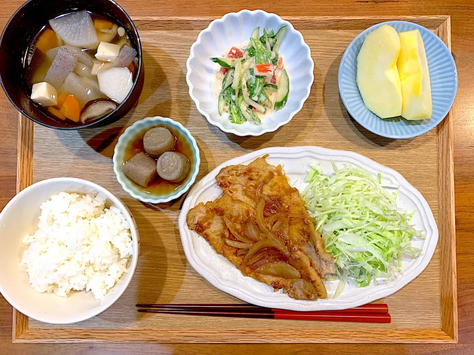 今日の夜ご飯(生姜焼き、おつまみこんにゃく、カニカマサラダ、けんちん汁、りんご)|cocomikaさん