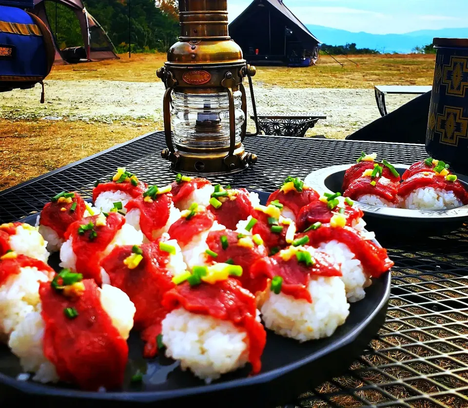 キャンプで馬肉のにぎり|オハナシマンさん