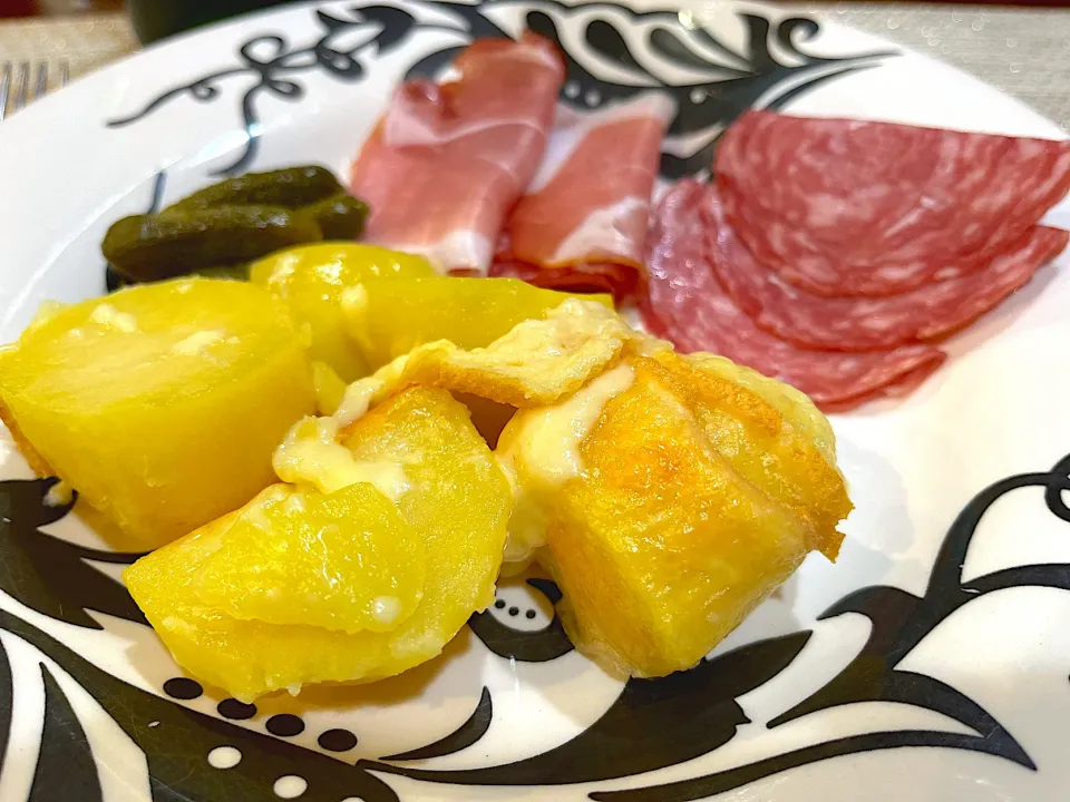 Snapdishの料理写真:Deliciously Melty Raclette Cheese on Potatoes with cold cuts|Laki Maikaʻiさん