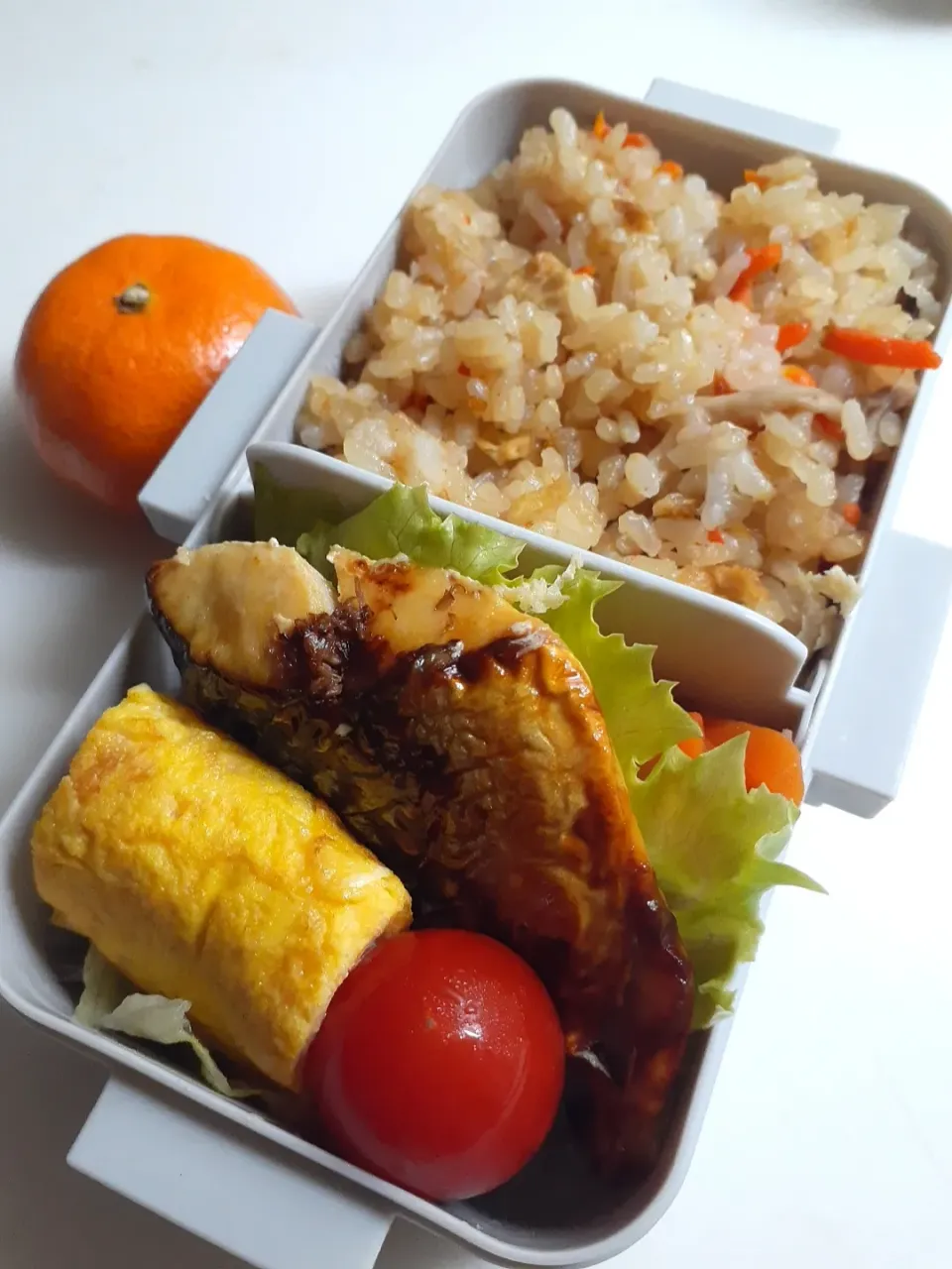 Snapdishの料理写真:☆中学生弁当☆鯖味噌炊き込みご飯、じゃがいも炒め、塩鯖、コーンとチーズのオムレツ、ミニトマト、みかん|ｼｮｺﾗさん