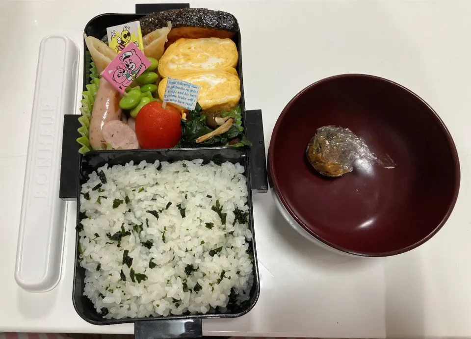 Snapdishの料理写真:パパ弁☆卵焼き☆鮭☆レモン＆パセリのソーセージ☆プチトマト☆ほうれん草としめじの炒め物☆枝豆ピック☆わかめご飯☆みそ玉|Saharaさん