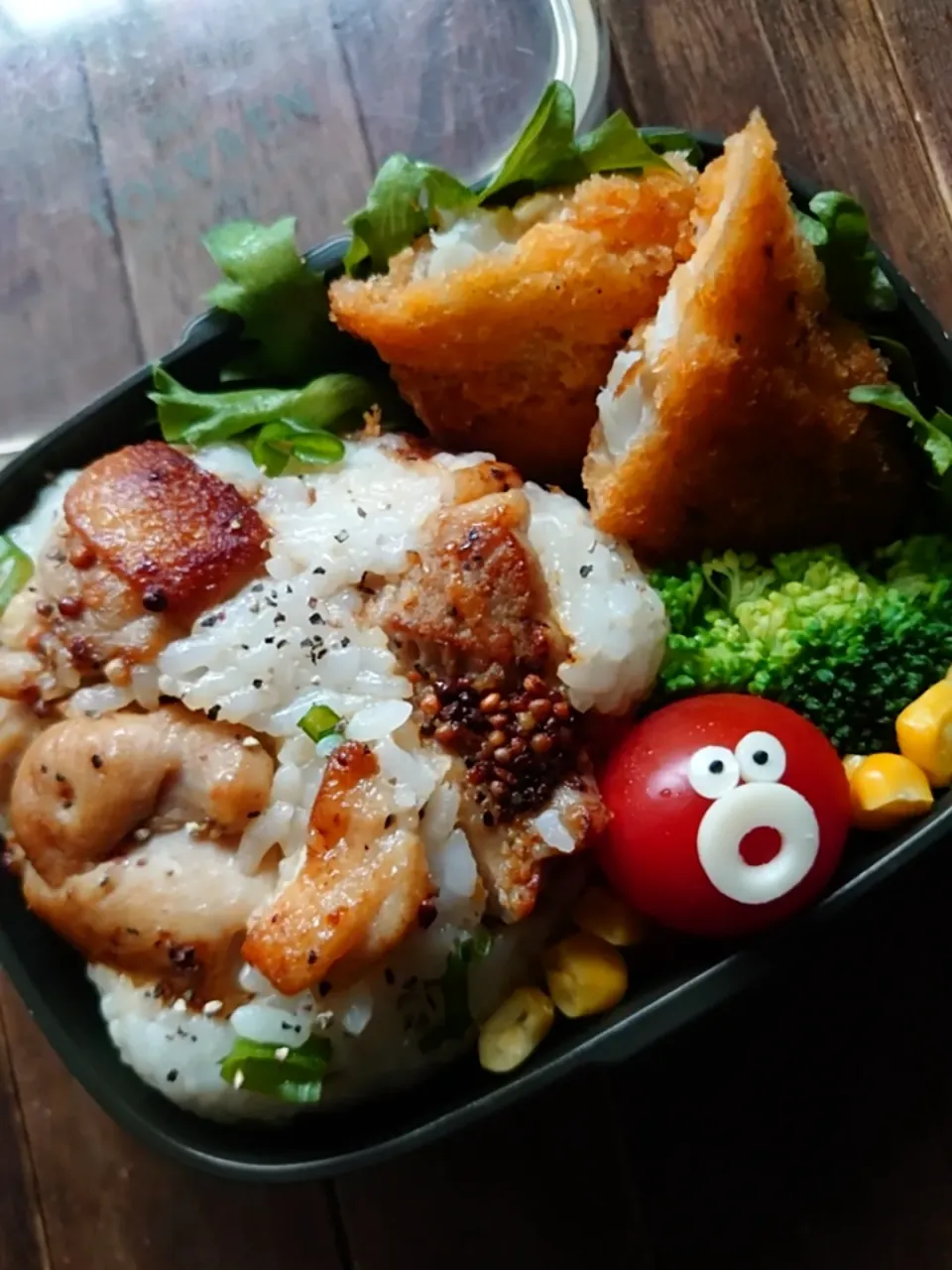 Snapdishの料理写真:漢の…次女用🍱チキンステーキおにぎり弁当|ᵏᵒᵘさん