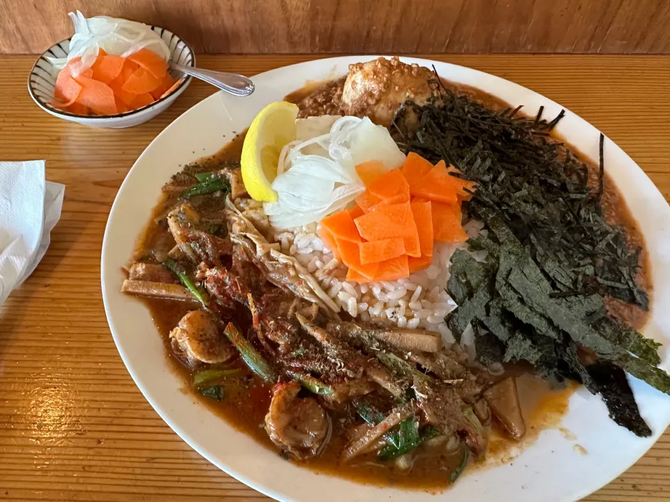 タイ風エノキホタテと極辛キーマクラシックのあいがけのりだく🌶️🔥🍛味玉トッピング🥚ピクルスマシマシ🥒|buhizouさん