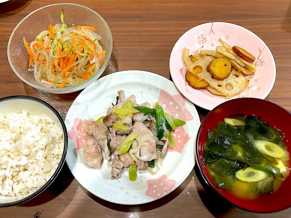 豚こまとねぎのうま塩炒め　豆腐とわかめの味噌汁　蓮根と安納芋の甘酢炒め　春雨サラダ|おさむん17さん