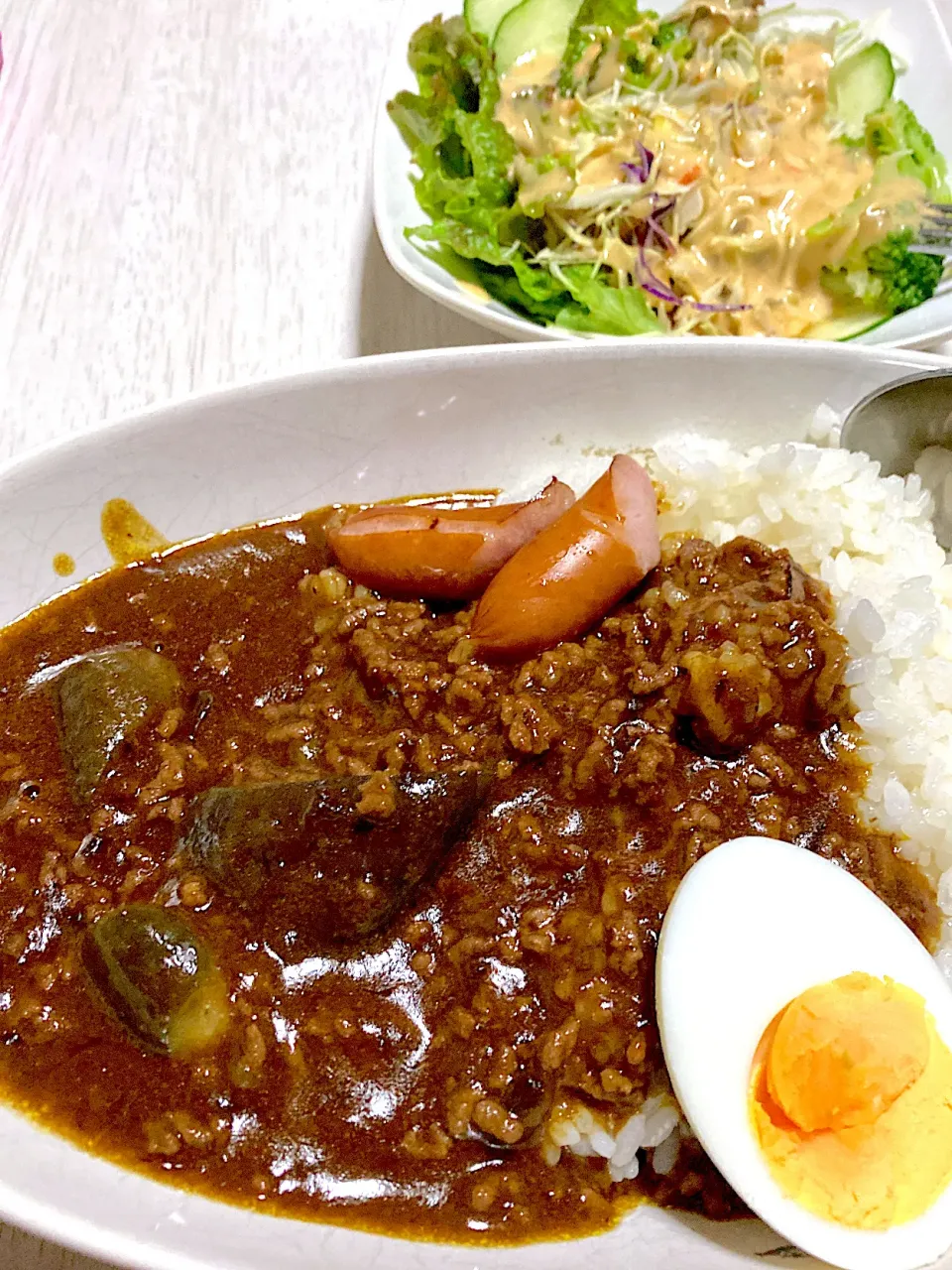 ナスとミンチのカレー＋ウインナー、ゆでたまご、残り野菜サラダ|Ayaさん