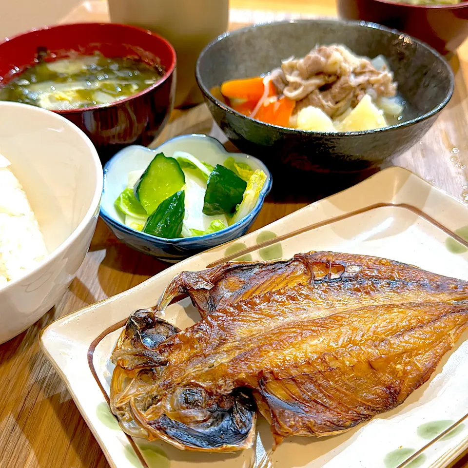 鯵の開き、肉じゃが、白菜ときゅうりの浅漬け、卵とわかめの味噌汁|ゆーこりん♡さん