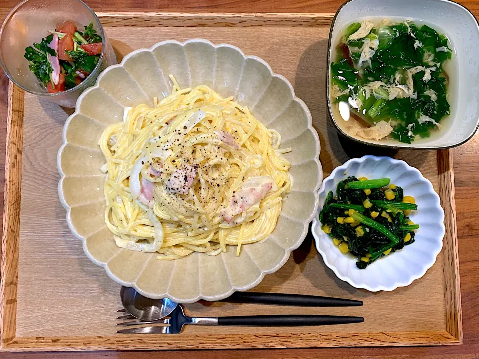 今日の夜ご飯(カルボナーラ、クレソンのサラダ、ほうれん草コーン、レタススープ)|cocomikaさん