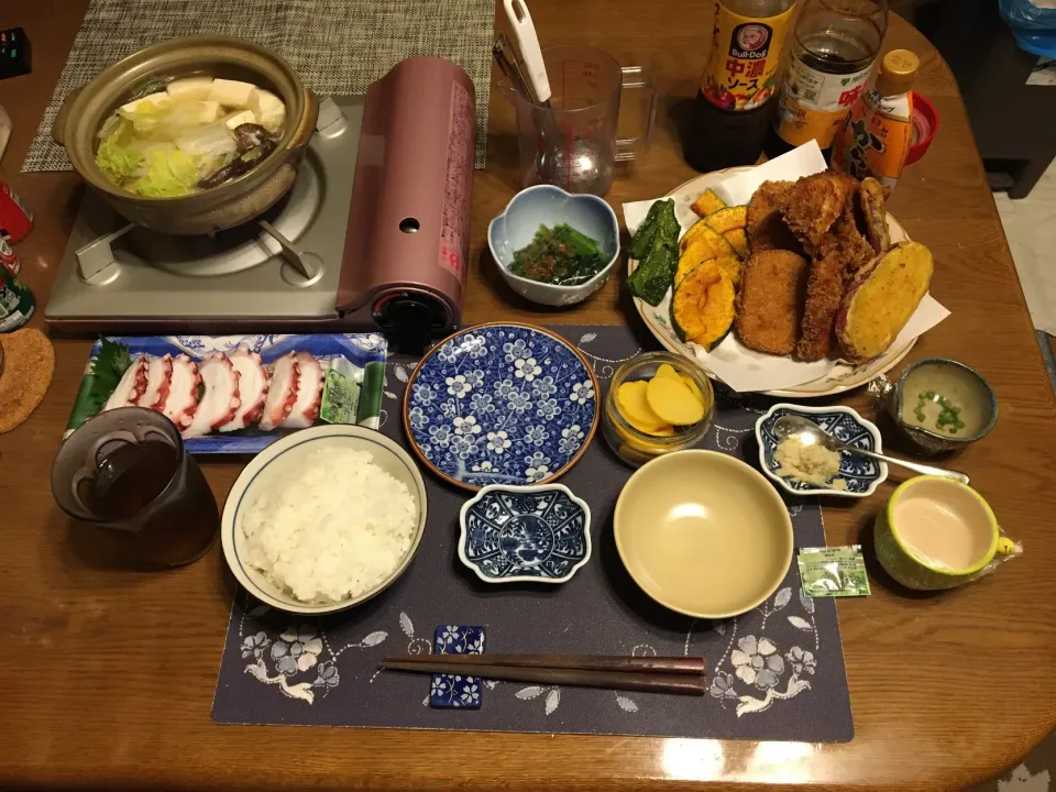 Snapdishの料理写真:ご飯、湯豆腐鍋、アジフライ、さつまいも天、コロッケ、カボチャとピーマンの素揚げ、蛸刺身、ほうれん草のお浸し、沢庵、烏龍茶、森永マミーの寒天(夕飯)|enarinさん