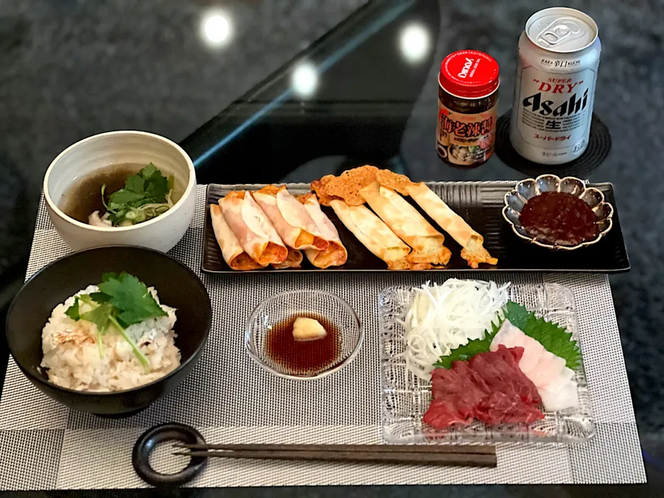 Snapdishの料理写真:今夜の娘の晩酌ごはん🏮🍺

数日前に『鯛めし』食べたくなって、娘が夜勤じゃない日に作るねと約束してたので、やっと今夜作りました。

⚫︎鯛めし
⚫︎馬刺し
⚫︎キムチチーズ餃子
⚫︎きのこととろろ昆布のお吸い物|yokoさん