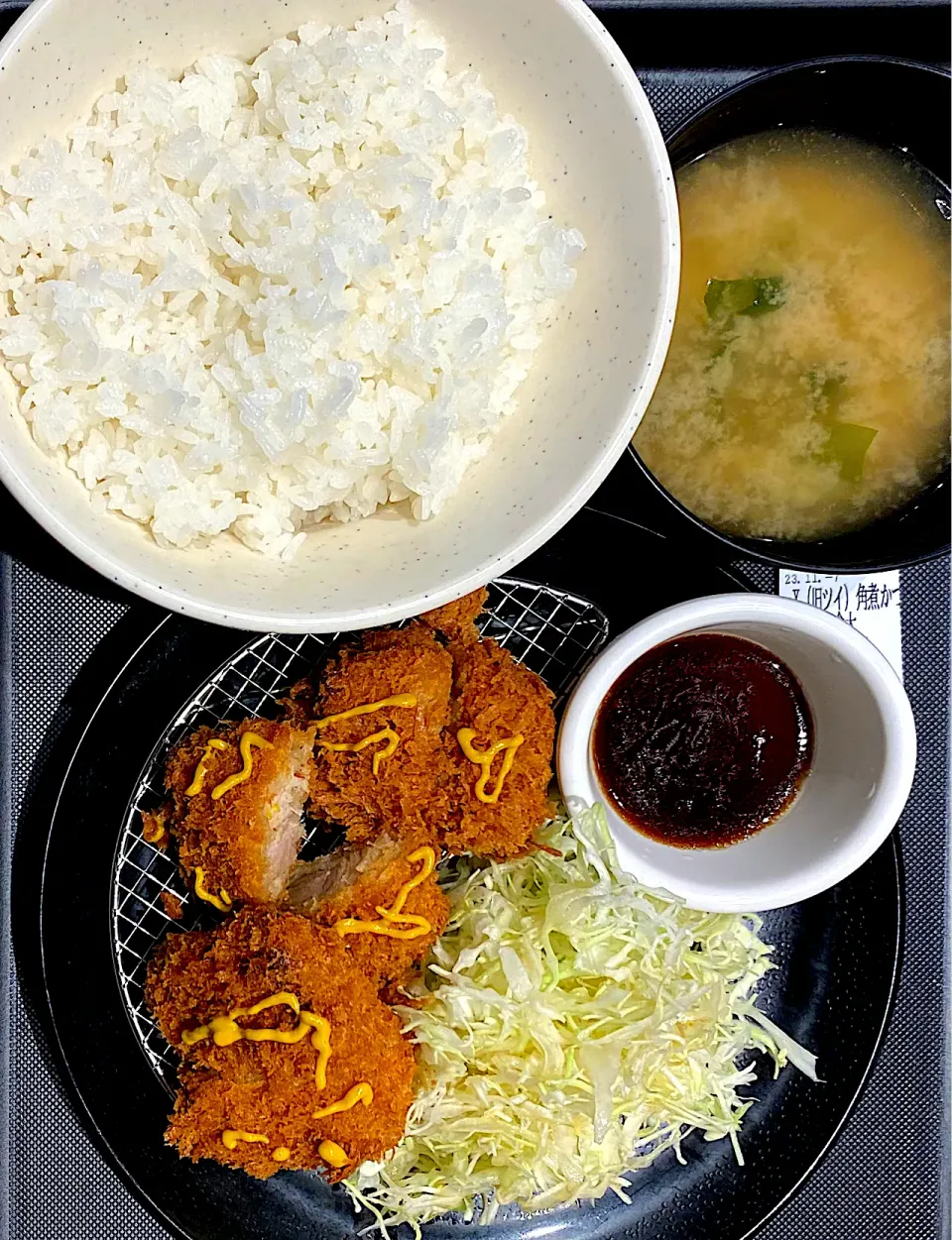 トロける豚角煮かつ定食 880円|すくらんぶるえっぐさん