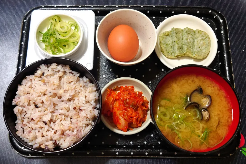 今日の朝ごはん（十六穀ごはんに清流川のり天、生卵、納豆、しじみ汁、白菜キムチ）|Mars＠釜飯作り研究中さん