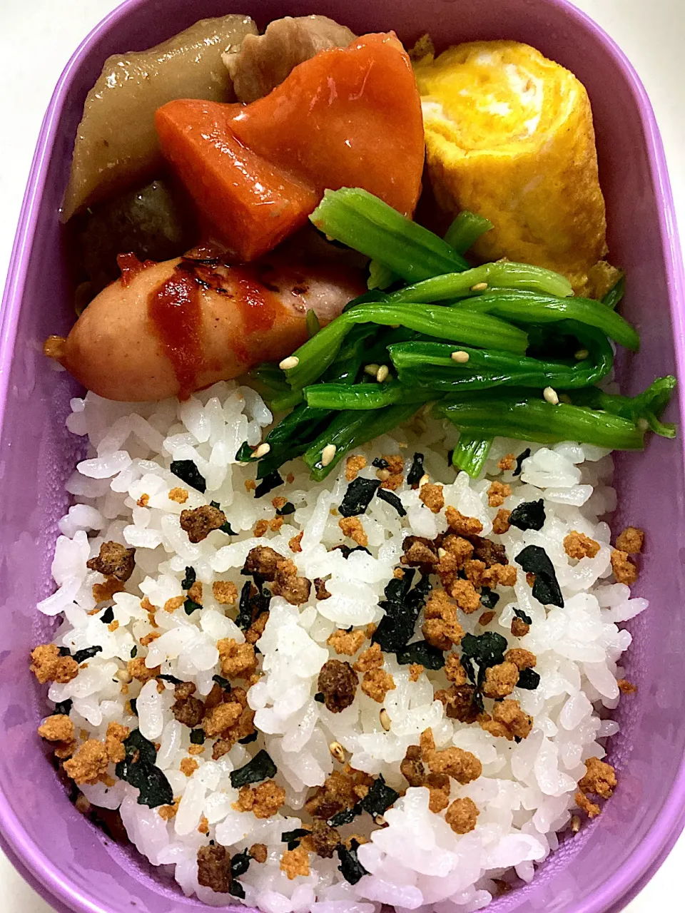 お弁当　筑前煮　ウインナー　ほうれん草の胡麻和え　卵焼き|Hiromiさん