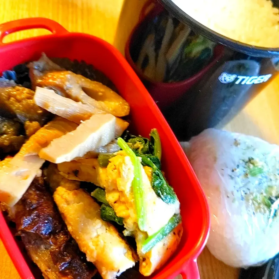 高校２息子弁当☘／白身魚焼いたやつ／ほうれん草と卵の塩糀・オイスター炒め／ちくわと茄子の甘味噌炒め煮／手作りメンマ／白ご飯と🍙|チョコさん