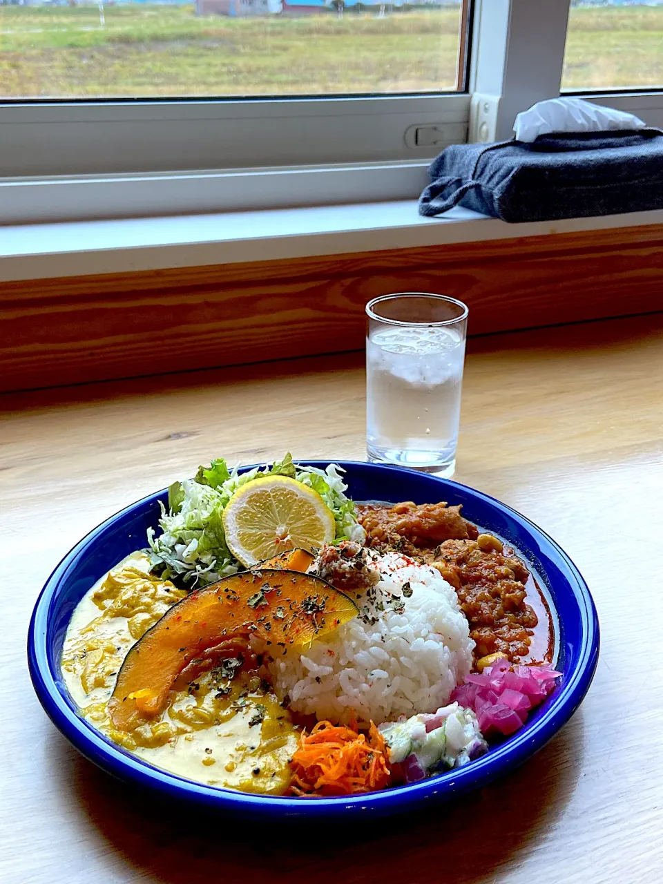 ランチ。合いがけカレー。チキン豆カレーめろめろパンプキンカレー|renharuruさん