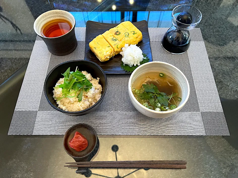 Snapdishの料理写真:休日の朝ごはんは、昨日の残り物ご飯🍚😆

⚫︎鯛めし
⚫︎だし巻き玉子&鬼おろし
⚫︎きのこととろろ昆布のお吸い物
⚫︎南高梅梅干し|yokoさん