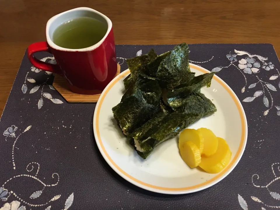 おにぎり、沢庵、熱い日本茶(朝ご飯)|enarinさん