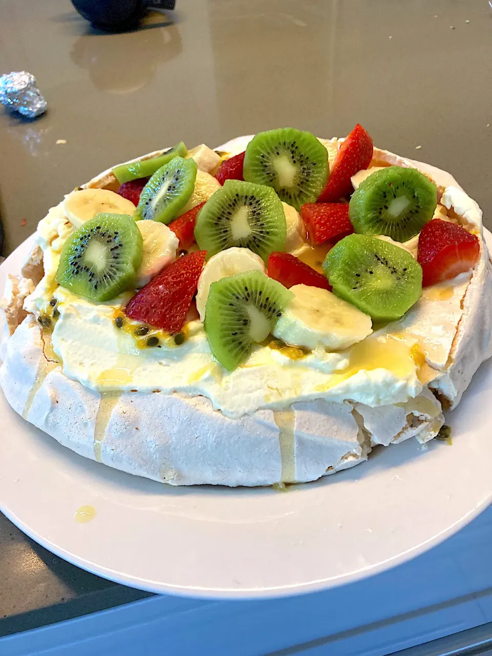 Pavlova with fruit|Tecnoさん