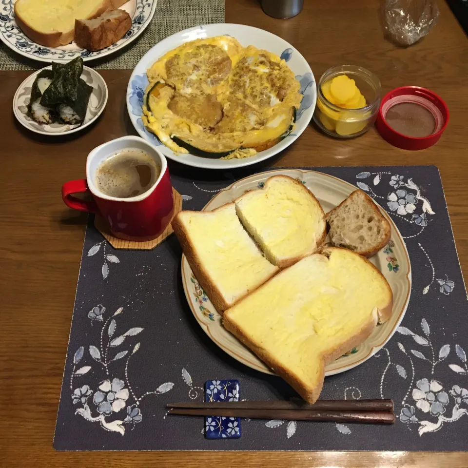 Snapdishの料理写真:トースト、各種スプレッド、デニッシュパン、おにぎり、揚げ物の卵とじ、沢庵、ホットコーヒー(昼飯)|enarinさん